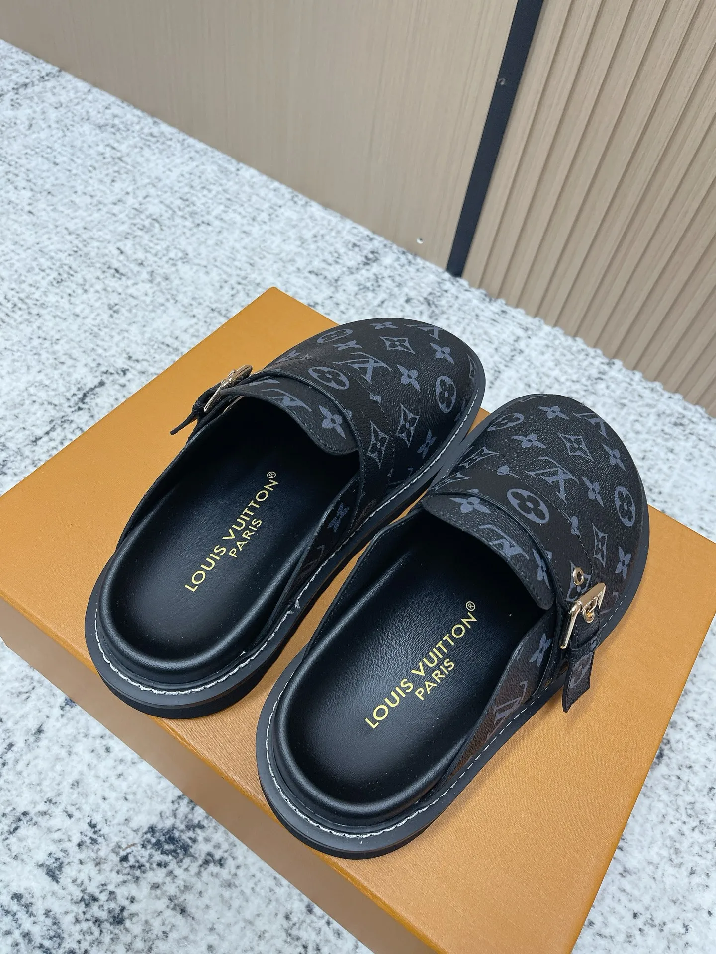 [L Family] P: 460💰 Size: 35-46 (female 40.41, male 45 46 custom-made) Top version Louis vuitton Lv new couple Birkenstock slippers. Cute and cute, not too good on the feet. Simple and high-end slingback design. Ready to wear and go. Good news for lazy people. Imported cowhide leather upper/imported old calico. Original hardware buckle, original molded high-density foam outsole.